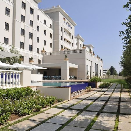 Peermont Metcourt Suites At Emperors Palace Kempton Park Exteriör bild