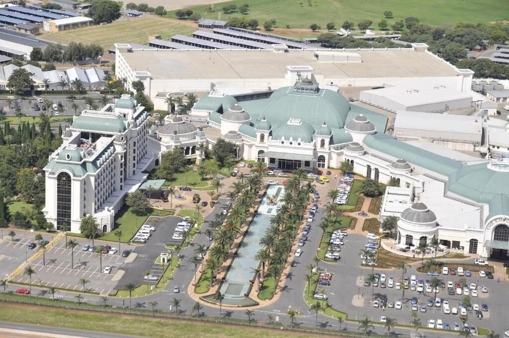Peermont Metcourt Suites At Emperors Palace Kempton Park Exteriör bild